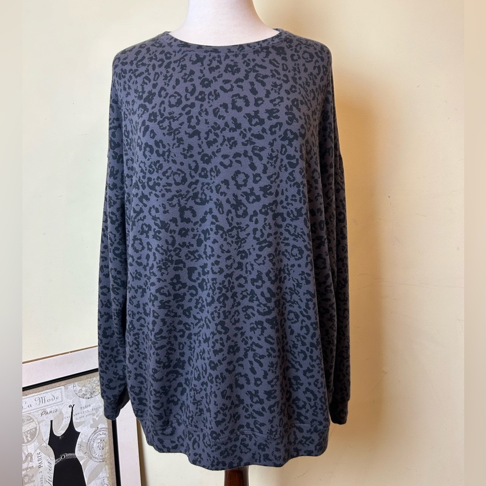 Athleta Pure Lux Sweatshirt Size M Leopard Gray Black Stretch